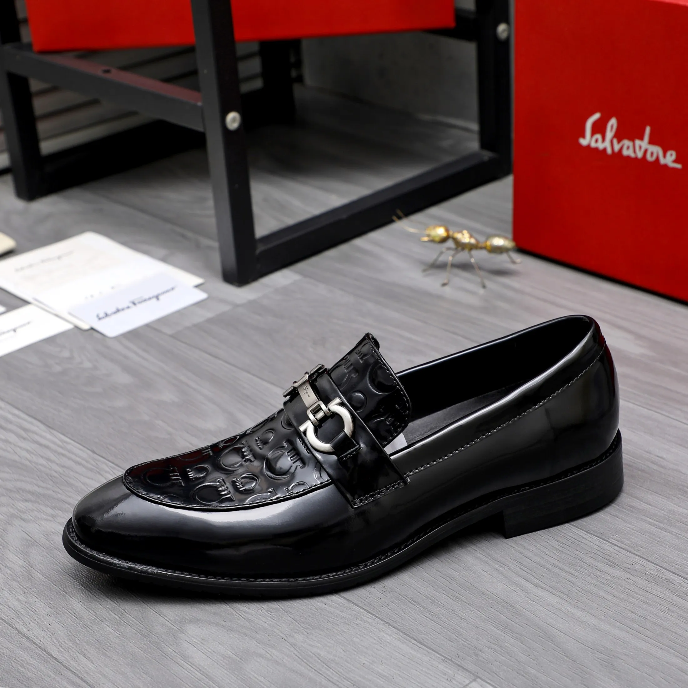 Men's shoes 💰480 Product trademark: Ferragamo " Ferragamo ] Business slip-on leather shoes Regular size: 39-44 Product materials: Selected high-quality lacquered embossed cowhide upper, cowhide lining, original outsole